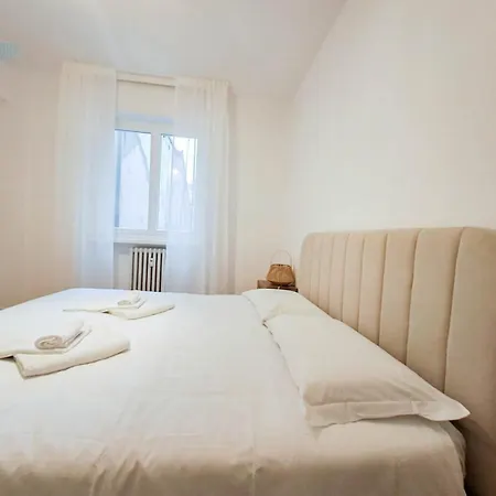 Largo Papa Tirabora Short Rent דירה טריאסטה