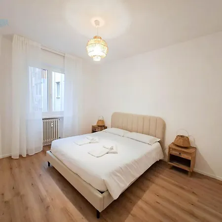 Largo Papa Tirabora Short Rent