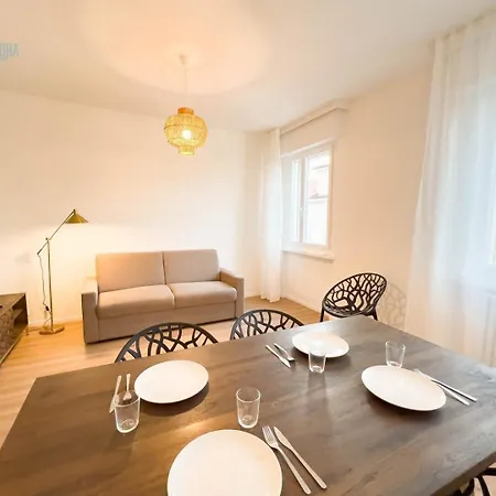 Largo Papa Tirabora Short Rent טריאסטה