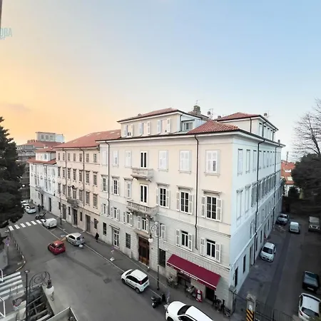 Largo Papa Tirabora Short Rent