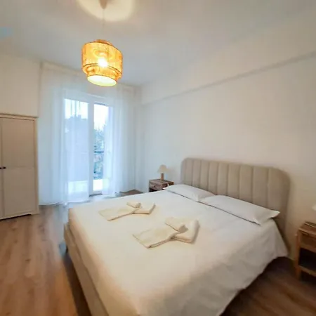 Largo Papa Tirabora Short Rent Lejlighed