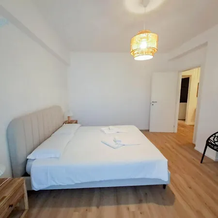 Largo Papa Tirabora Short Rent Apartamento Trieste