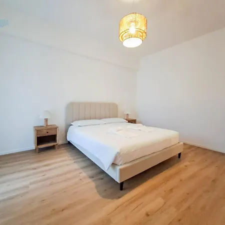 Largo Papa Tirabora Short Rent * Trieste