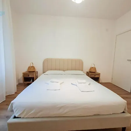 Largo Papa Tirabora Short Rent * Trieste