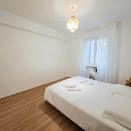 Largo Papa Tirabora Short Rent *