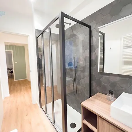 Largo Papa Tirabora Short Rent *