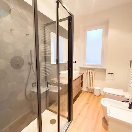 Largo Papa Tirabora Short Rent *